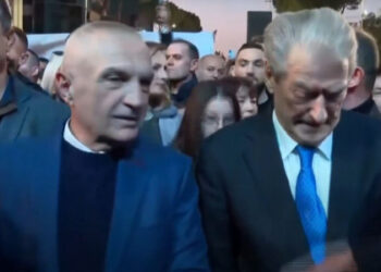 Berisha dhe Meta shtrëngojnë duart para kryeministrisë: Qytetarët mblidhen poshtë zyrës së Ramës