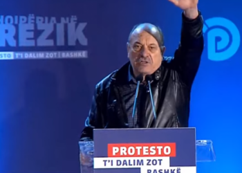 Regjisori Budina: Protesta kundër mafias së pushtetit. Mosbindje civile deri në fitore! Të mos shkulemi nga këtu