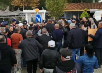 Përplasje mes banorëve të Divjakës dhe policisë, shkulin traun…