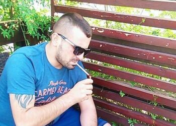 FOTO/ Ky është Eni Dollani, i riu që u gropos në plazhin e Greqisë. Trupi u gjet nga qeni i një banori të zonës
