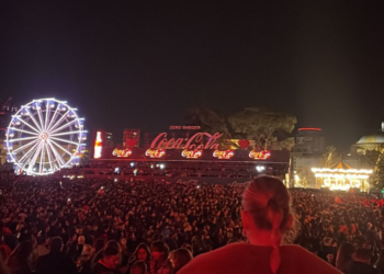 Sfidohet i ftohti në 110 vjetorin e pavarësisë/ Festa kulmon në shesh me koncertin e Dua Lipa! Qytetarët këndojnë në kor ‘kuqezi’ me Elvana Gjatën