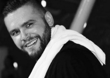 “Mbaroj për ty”/ Pas fshirjes së këngëve, Flori Mumajesi i habit të gjithë me veprimin e fundit (VIDEO)