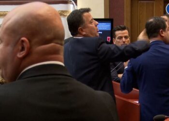 Tensione sërish në Kuvend/ Berisha e deputetët e “Rithemelimit” bllokojnë për herë të dytë foltoren. Felaj ndërpret Bylykbashin