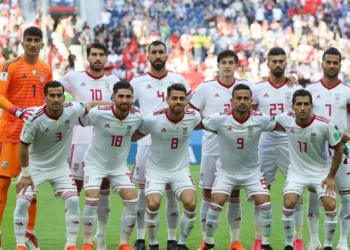 Oficerë të Gardës Revolucionare vëzhgojnë lojtarët e Iranit: Torturë nëse nuk këndoni himnin para ndeshjes me SHBA