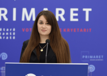 I shpall sfidë Lefter Maliqit, 23-vjeçarja prezanton kandidaturën për primaret e PD në Bashkinë e Beratit