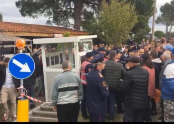 Protesta për traun në Divjakë/ Ministrja Kumbaro: Bëhet fjalë për një biletari elektronike, ja sa…!