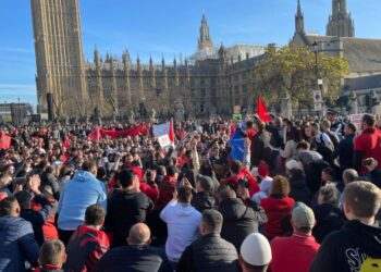 Protesta/ Emigrantët shqiptarë “rrethojnë” parlamentin britanik: Braverman të japë dorëheqjen, ne s’jemi kriminelë