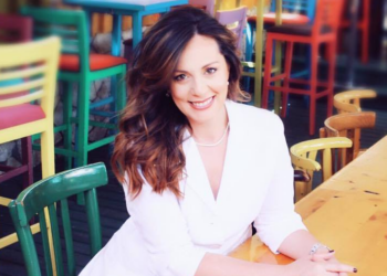 Kush e ngriti flamurin?