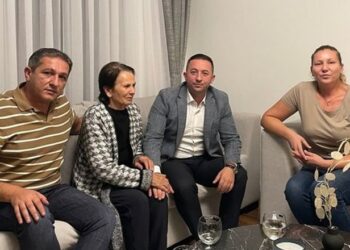 Nëna e dëshmorit të UÇK u dhunua në azil, Ministri i Mbrojtjes viziton të moshuarën: Na edukuan! S’mund të harrojmë sakrificën dhe qëndresën e tyre