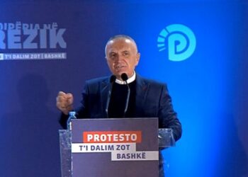 Protesta/ Meta para zyrës së Ramës: Tradhëtori e ndjek këtë miting të fitores nga charteri luksoz. Do jetë shumë shpejt para drejtësisë