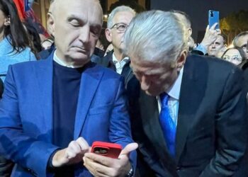 FOTO-Lajm/ Çfarë po i tregon në telefon Meta, që Berisha u ‘thye më dysh’ për ta parë?