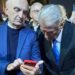 FOTO-Lajm/ Çfarë po i tregon në telefon Meta, që Berisha u ‘thye më dysh’ për ta parë?