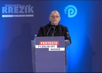 SHBA-BE sulmohen nga protesta, Berisha nxjerr militantin: S’kemi interesa të përbashkëta me ambasadorët e Perëndimit. “Non grata”…!