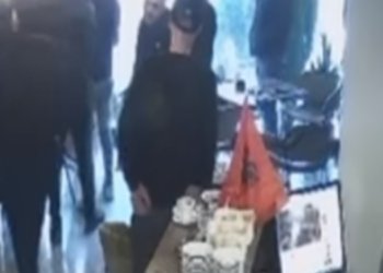 Përdori gjuhë banale ndaj pacientes autike, prindërit e 5-vjeçares rrahin mjekun (VIDEO)