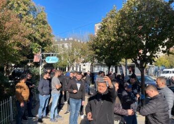 FOTOT/ Opozita në protestë: Policia te Kryeministria, 20 folës do i drejtohen qytetarëve, mes tyre Berisha e Meta. Ja sa parashikohet të zgjasë