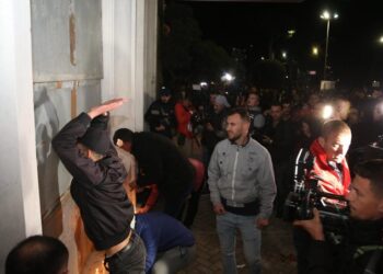 Goditi derën e Kryministrisë/ Policia del me njoftim zyrtar për protestuesin: 25-vjeçari kishte thikë, me probleme të shëndetit mendor