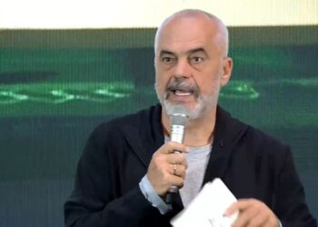 Energjia me kursim/ Rama tregon “sekretin”: Delegacionet e huaja në Kryeministri nga holli deri tek unë i pres me dritë celulari!