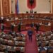“Tre parti bedelësh pa atdhe”/ Rama në Kuvend: Dy të dehur shanë me libër shtëpie, harruan dhe tekstin prej alkoolit
