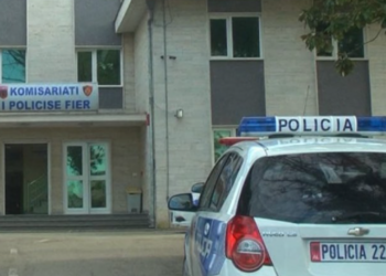E moshuara në Fier refuzon të largohet nga shtëpia, i biri e dhunon. Policia arreston 46-vjeçarin