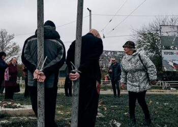 Bashkëpunuan me rusët, ukrainasit i lidhin tradhtarët në mes të Khresonit