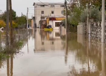 Rritet rreziku për përmbytje në Shkodër, banorët nisin të përdorin varkat