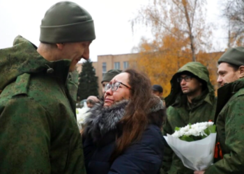 Ukraina liron ushtarakët rusë të kapur rob: Rusia vazhdon shkarkimet e komandantëve ushtarakë