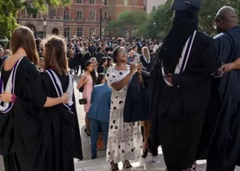 Metodë e re për të frenuar emigrimin, Rishi Sunak po mendon të kufizojë studentët e huaj në Britani