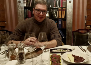 Tryeza plot me verë e mish, Vuçiç pozon nga restoranti: Po pres Ramën e Kovaçevskin, por nuk i rezistova salsiçes…!