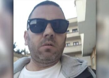 Ndihmoi në arrestimin e djalit përdhunues/ Nëna e shqiptarit: Ju kërkoj falje! Atë natë kur bëri krimin ai më rrahu