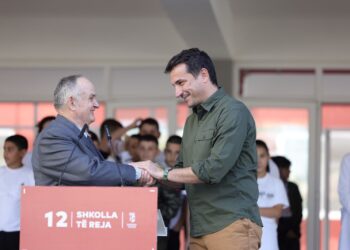 Veliaj nga shkolla e re “Klodian Tanushi”: Sot na duhen heronj të tillë, jo ata që në ditën më të vështirë duan rritjen e pagave milionëshe