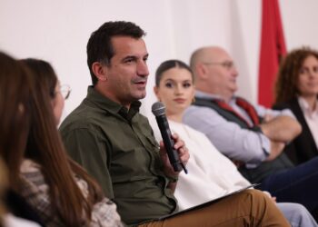 ‘Kundër ndërtimeve’, Veliaj: “Vetë jetojnë në kulla e në vila në Lalz, por Tirana është e destinuar të rritet