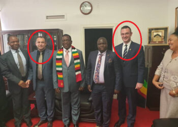Gert Bogdani pranon foton me Mirel Mërtirin e inceneratorëve, kanë udhëtuar së bashku në Zimbabve