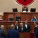 ‘Plas’ në Kuvend! Pezullohet seanca plenare, Berisha dhe deputetët e tij bllokojnë foltoren