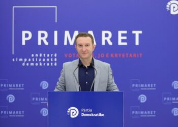 Ekonomisti Oligert Muçllari regjistrohet në garën e Primareve të PD në Bashkinë Pogradec