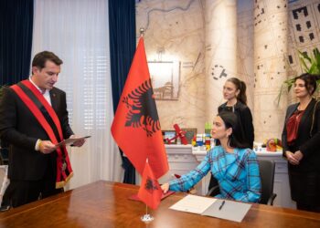 Mori nënshtetësinë shqiptare, betohet këngëtarja Dua Lipa, Veliaj: Krenar që ylli i muzikës botërore merr shtetësinë shqiptare