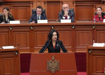 Flamuri i BE-së në dy anët e Drinit