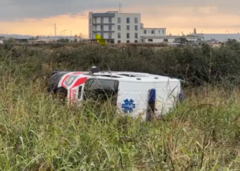 Ambulanca humbet kontrollin dhe përmbyset anës rrugës në autostradën Lezhë-Milot, plagoset pacienti dhe stafi