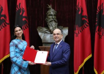 Dua Lipa merr pasaportën e Shqipërisë, Begaj: Një vajzë e thjeshtë që na ka dhënë krenari