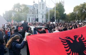 VIDEO/ Shqiptarët mbulojnë me flamurin kuqezi statujën e Uinston Çërçill gjatë demonstratës në Londër
