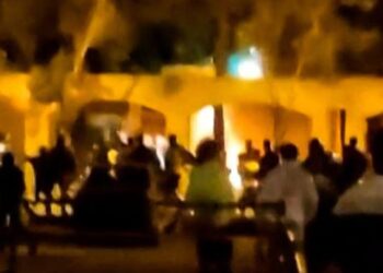 Regjimi në rrezik/ Protestuesit në Iran i vënë zjarrin shtëpisë së Ajatollah Khomeini