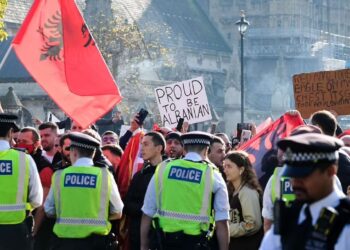 VIDEO/ Shqiptarët mbulojnë me flamurin kuqezi statujën e Uinston Çërçill gjatë demonstratës në Londër