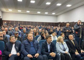 Ne bukëshkalë? Alibeaj prezanton Kapllanin në Mallakastër, përgjigje ndaj Berishës: Le të thonë kush e votoi “mamuthin e korrupsionit”…!