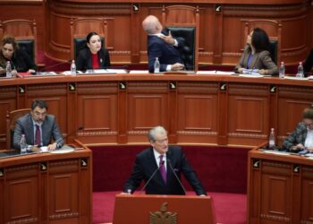 ‘Qullë në djersë’, Rama publikon foton nga prapaskena e Kuvendit: I sapodalë nga…
