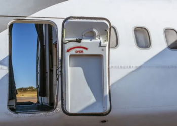“Jezusi ma kërkoi”/ Pasagjerja hap derën e avionit në mbi 10 mijë metër lartësi, më pas kafshon udhëtarët