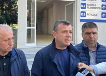 ‘Një i çmendur e qëlloi’, Balla viziton kryebashkiakun e Divjakës në spital: Është jashtë rrezikut për jetën
