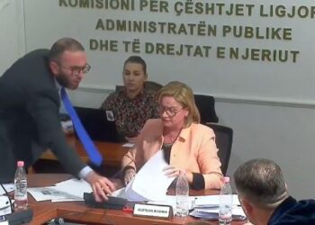 Përplasje tek ‘Ligjet’, Bardhi i hedh mikrofonin Bushkës/ Miratohet raporti për projektin e Portit të Durrësit