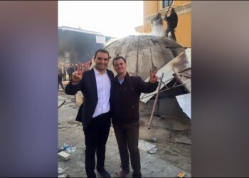 FOTO-LAJM/ Koha kur Belind Këlliçi pozonte me dy gishtat lart, ndërsa Tirana digjej pas krahëve të tij