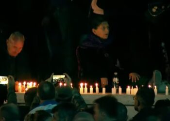 FOTO/ Berisha ndez qirinj mbi monumentet e protestuesve të vrarë në 21 Janar, habit me deklaratën: Në kujtim të atyre që i vrau shteti