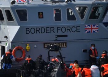 Shqiptarët me gomone drejt Anglisë/ Franca dhe Britania marrëveshje për frenimin e emigrantëve, çfarë parashikohet