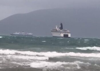 Moti i keq/ Pezullohet lundrimi i trageteve Durrës-Bari, autoritetet theksojnë se…